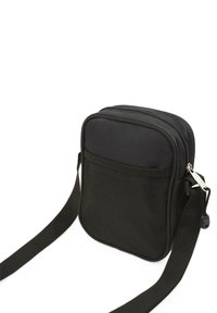 Bolso cruzado negro hecho de tejido duradero. Cuenta con un compartimento principal con cremallera y un bolsillo frontal de malla. Correa ajustable para mayor comodidad.