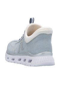 Hellblaue Sneaker mit Obermaterial aus Wildleder, weißem Innenraum und silbernen Akzenten. Verfügt über eine runde Zehenpartie und eine gemusterte Gummisohle mit Ausschnitten.