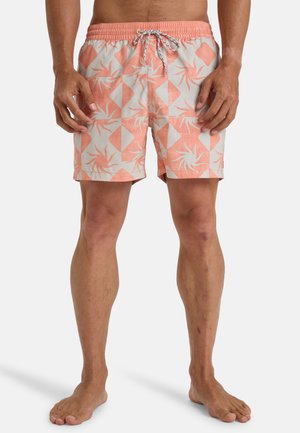 Shorts de bain en tissu léger, avec un motif géométrique saumon et crème, une taille élastique avec cordon de serrage, coupé au niveau des genoux.