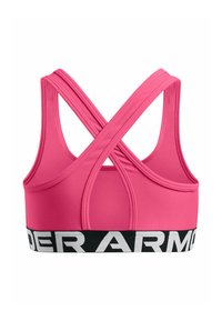 Sujeción deportiva rosa con un diseño de espalda en forma de X, fabricada en un tejido elástico, que presenta una banda inferior negra con letras blancas de "UNDER ARMOUR".