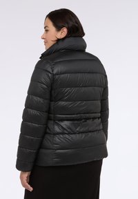Czarna kurtka puchowa z poziomym pikowaniem, wysokim kołnierzem i gładką fakturą. Posiada dopasowaną talię oraz boczne kieszenie.