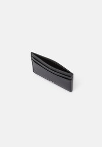 Portafoglio in pelle nera con più scomparti per carte, design sottile, texture liscia e un sottile dettaglio di cucitura lungo i bordi.