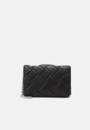 Pochette en cuir noir avec un motif tissé, chaîne en argent, forme rectangulaire et texture lisse. Fermeture éclair en haut.
