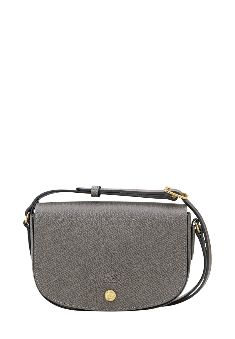 Graue Leder-Umhängetasche mit strukturiertem Format, goldfarbigen Beschlägen und verstellbarem Tragegurt. Texturierte Oberfläche mit kreisförmigem Emblem-Detail.