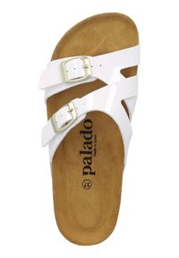 Sandalias blancas con dos correas ajustables, hebillas en tono dorado y una plantilla de ante marrón. La suela es plana y no presenta patrones significativos.