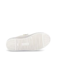 Witte zool van een casual schoen met horizontale en verticale groeven en "Gabor"-branding in het midden.