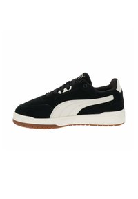 Zapatillas de ante negro con acentos en blanco, suela de goma y cuello acolchado. Presenta rayas y cordones en contraste para un ajuste seguro.