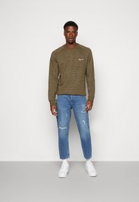 Jack & Jones JORHIDE CREW NECK - Camisola - forest night