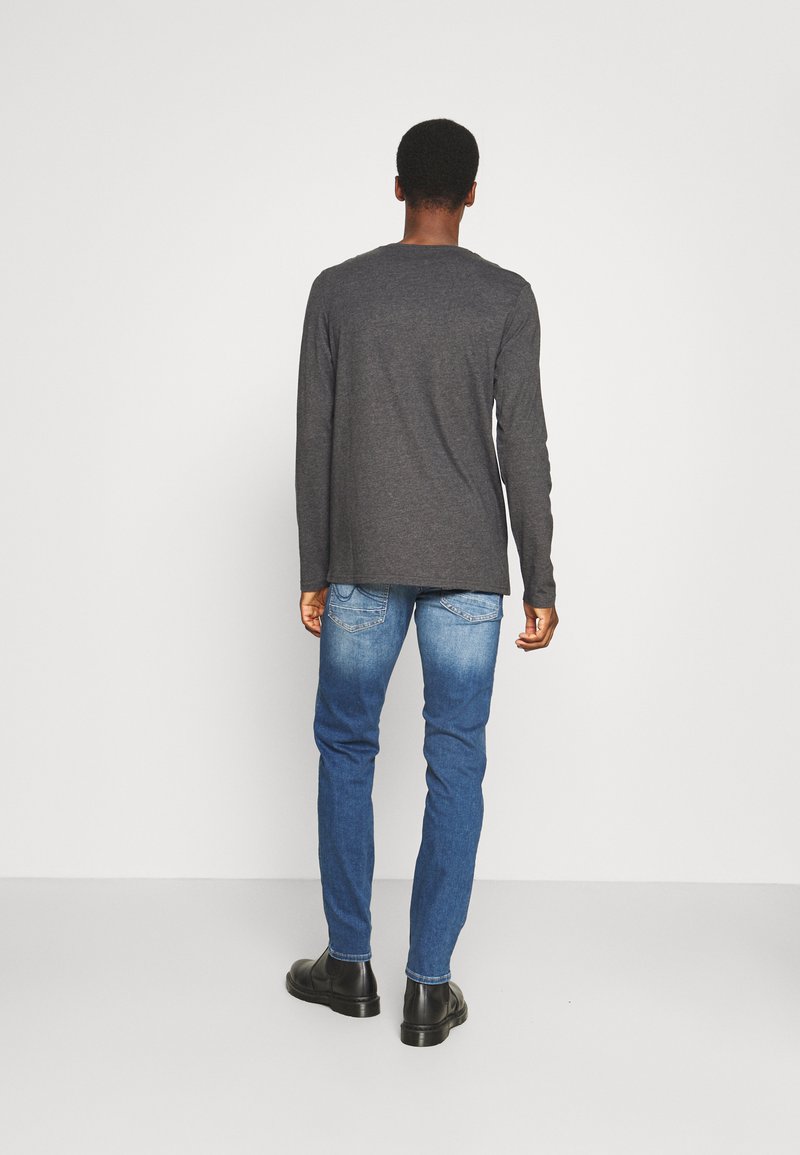 Herren T-Shirts basic | Pier One 2 PACK Langarmshirt dark grey/black/dunkelgrau - LI96032 Herren T-Shirts basic | Pier One 2 PACK Langarmshirt dark grey/black/dunkelgrau - LI96032