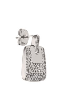 Ezüst színű fülbevalók téglalap alakú dizájnnal, részletes kivágott mintákkal és tiszta kristályokkal díszített kerettel. Tartozik hozzá a stud hátoldal.