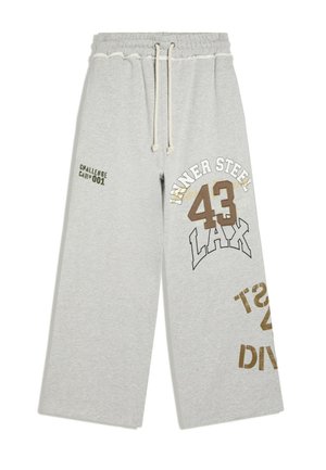 Hellgraue Jogginghose mit elastischem Bund und Kordelzug, vorne mit aufgedrucktem Text und Zahlen in Braun, Schwarz und Weiß.