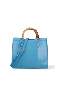 Borsa a mano in finta pelle blu con superficie testurizzata, manico in bambù, dettagli in hardware dorato e tracolla regolabile per una maggiore versatilità.