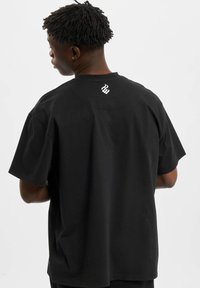 Rocawear WOODHAVEN - Apdrukāts T-krekls - black