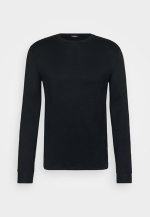 Svart långärmad t-shirt som är tillverkad av mjukt bomullstyg. Har en rund halsringning och åtsittande ärmslut, med en enhetlig färg och inga mönster.