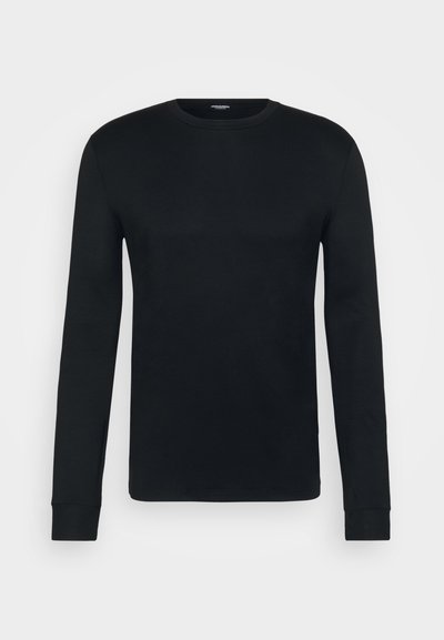 Juodas ilgomis rankovėmis marškinėliai, pagaminti iš lygaus medvilnės audinio. Yra apvalaus kaklo ir prigludusiais rankogaliais, vienos spalvos ir be raštų.