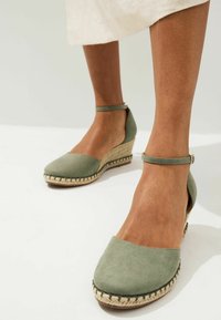 Next - FOREVER COMFORT - Keilpumps - green Thumbnail-Bild 1