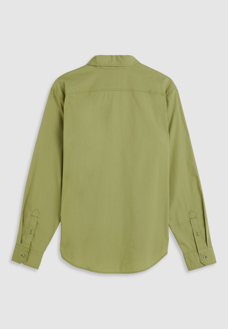 Chemise à manches longues en coton vert olive, avec un col pointu et des poignets à boutons, texture lisse et ourlet arrondi.