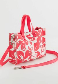 Petite sac à main avec un design floral rose sur fond blanc, fabriqué en matériau texturé, avec des poignées doubles et une bandoulière détachable.