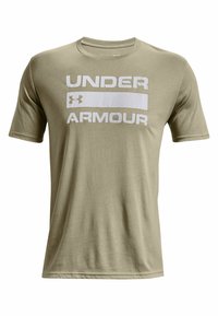 Olivgrön bomullströja med rundad hals, korta ärmar och en vit "UNDER ARMOUR"-logotyp tryckt på framsidan.