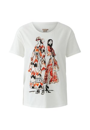 Zwei Modezeichnungen von Frauen, die gemusterte lange Kleider in Orange, Schwarz und Weiß auf der Vorderseite eines weißen T-Shirts tragen.