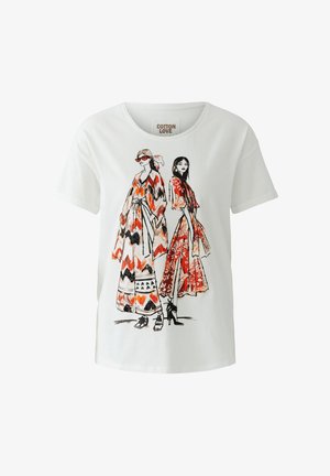 Deux illustrations de mode représentant des femmes portant des robes longues à motifs orange, noir et blanc sur le devant d'un T-shirt blanc.