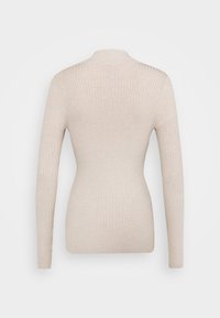 Pull beige en maille côtelée à manches longues, avec une silhouette ajustée et un col rond montant, montré de dos sur un fond uni.