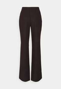 Zwarte, wijde broek met een gladde structuur, voorzien van een hoge taille en twee achterzakken. Minimalistisch ontwerp, geen zichtbare hardware of patronen.