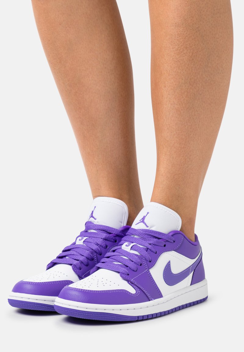 Jordan AIR JORDAN 1 LOW - Sapatilhas - psychic purple/atomic green/white