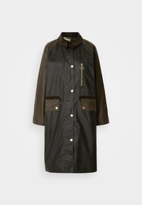 Zwarte en bruine trenchcoat met een corduroy kraag, een ritsborstzak, twee voorkruiszakken en drukknopen. Gladde textuur, knielange uitvoering.