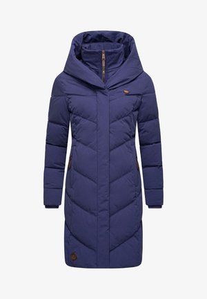 Navyblaue gepolsterte Jacke mit hohem Stehkragen, diagonaler Steppung, zwei Seitentaschen und braunem Logo-Accent auf der Brust.