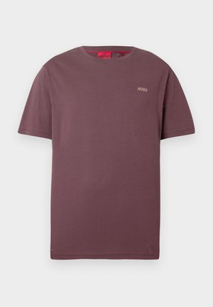 T-shirt bordeaux a maniche corte con piccolo logo "HUGO" sul petto a sinistra e etichetta interna rossa sul collo.