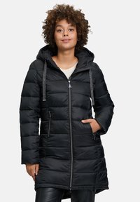 Zwarte pufferjas met een capuchon, met een doorgestikt ontwerp, een ritssluiting aan de voorkant en twee zijzakken. Reflecterende trekkoorden voegen detail toe.