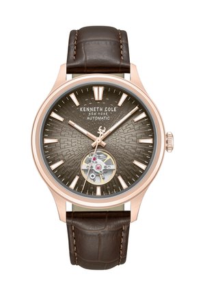 Kenneth Cole automatisch horloge met roségouden kast, gestructureerde bruine wijzerplaat, zichtbaar tandwielmechanisme en donkerbruine leren band met stiksel.