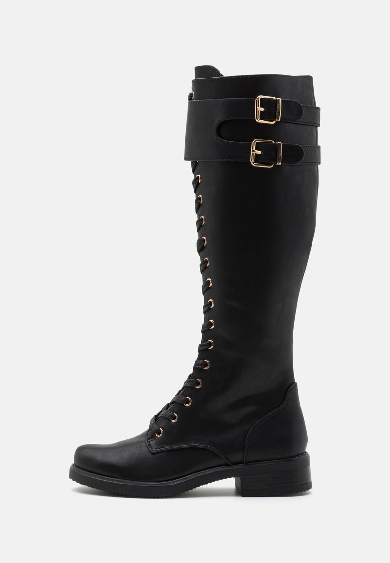 Botte noire en cuir montant jusqu'au genou avec lacets sur le devant et deux brides à boucle dorée près du haut, semelle plate et petit talon.