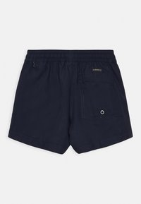 Pantalones cortos azul marino fabricados en un tejido ligero, con una cinturilla elástica, un bolsillo trasero y un pequeño detalle de ojete metálico.