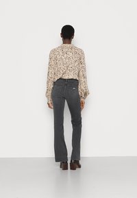 Wrangler FLARE - Calças de ganga à boca de sino - soft smoke