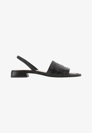 Sort lavhælet slingback-sandal med polstrede brede remme over fronten og åben tå-design.
