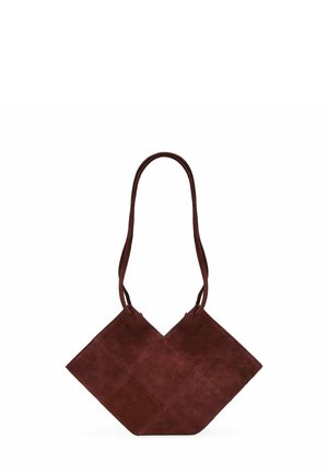 Bolso de ante en burdeos profundo. Forma de diamante con dos asas largas y delgadas. Textura suave con detalles de costura. Diseño minimalista.