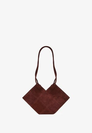 Bolso de ante en burdeos profundo. Forma de diamante con dos asas largas y delgadas. Textura suave con detalles de costura. Diseño minimalista.