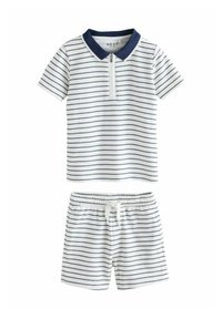 Stribet poloshirt med navy krave og lynlåslukning, kombineret med matchende shorts. Begge dele er lavet af blødt, letvægtsstof i hvide og navy striber.