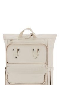 Beige hátizsák hajtogatott tetejével, két klipszel és elülső cipzáros zsebbel. Tartós anyagból készült, textúrált részletekkel és jól formázott kialakítással.