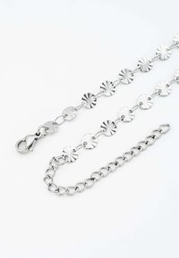 Die silberne Metallkette verfügt über kreisförmige Glieder mit einem strukturierten Muster und einem Karabinerverschluss. Glatte, glänzende Oberfläche und einheitliches Design.