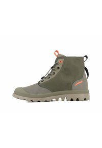 Bota de senderismo alta en verde y beige, con suela robusta, sistema de cordones rápido y tiradores y acentos en naranja, mostrada en perfil lateral.