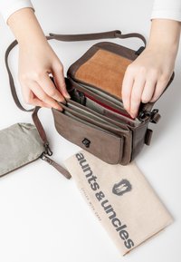 Aunts & Uncles MRS WAFFLE - Umhängetasche - mushroom