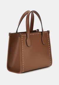 Borsa in pelle marrone con manici robusti, caratterizzata da una forma rettangolare e cuciture bianche a contrasto lungo le cuciture. Design minimalista.