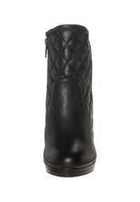 Botín negro de imitación piel hasta el tobillo con un patrón acolchado, punta redondeada y cremallera lateral. Textura suave, suela ligeramente elevada.