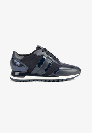 Marineblauwe sneaker met vetersluiting aan de voorkant, glanzende en matte leren panelen, gestructureerde hiel en witte accenten op de geribbelde zool.