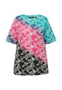 Camiseta de manga corta con cuello en V que presenta un diseño degradado en colores turquesa, rosa y negro, y un patrón de hojas tropicales.