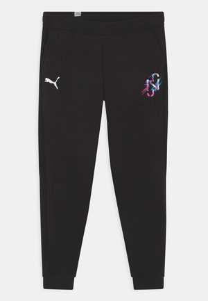 Pantalones de chándal negros hechos de una tela suave, con un logo blanco en la pierna izquierda y un diseño gráfico colorido en el lado opuesto.