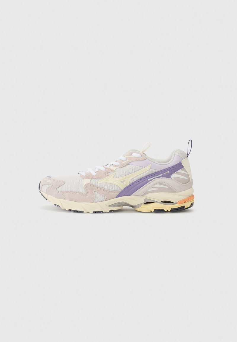 Sneakers con un upper in mesh e suede di colore grigio chiaro, dettagli in lavanda, una suola intermedia di colore crema e una suola esterna in gomma nera testurizzata.